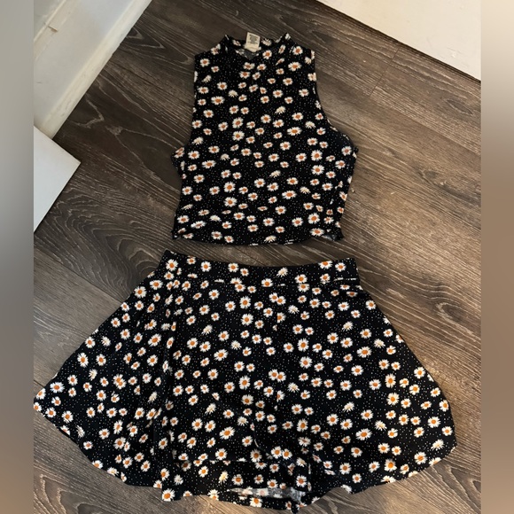 2-Piece Skirt & Crop Top Set 🌼 - Picture 5 of 5